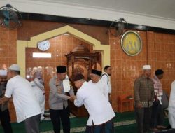Kapolres Dairi AKBP Wahyudi Rahman melaksanakan kegiatan Jumat Curhat Menyampaikan Pesan-pesan kamtibmas dan Bimbingan Kepada Masyarakat