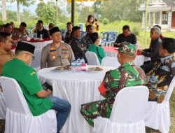 Kapolres Dairi AKBP Wahyudi Rahman, SH, S.I.K, MM menyerahkan Piagam Penghargaan Atas keberhasilan Tiga Pilar Yang Diraih Oleh Desa Kalang Simbara Dari Kapolda Sumut.