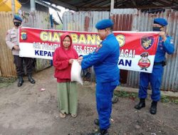 Personil Sat Pol Airud Polres Sergai Lakukan Giat Pemberian Bantuan Sosial Dalam Rangka Membantu Warga Masyarakat Yang Kurang Mampu Di Wilkum Polres Serdang Bedagai
