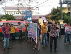 Kantor Dinas Bina Marga Didatangin Masyarakat Melakukan Aksi Demo APBN Tahun 2022 yang Dikerjakan oleh Kementerian pekerjaan Umum dan Perumahan Rakyat ( PUPR) melalui Direktorat Jenderal Cipta Karya Membangun sejumlah sistem Pengelolaan air minum (SPAM) Khusus nya wilayah Medan, Binjai& Deliserdang yang menelan Anggaran biaya berkisar 700 Milyar