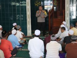 Kapolres Langkat AKBP Faisal Rahmat Husein Simatupang menampung informasi serta keluhan dari jamaah dan masyarakat dalam kegiatan “Jumat Curhat” Di Mesjid Raya Desa Namanjahe, Kecamatan Salapian, Kabupaten Langkat