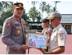 Menjelang Hari Raya Idul Fitri 1444 H/2023 M, Kapolres Mandailing Natal (Madina) AKBP H.M. Reza Chairul. A.S. S.IK., S.H., M. H, bagikan Parsel kepada perwakilan personil, di Lapangan Apel Polres Madina.