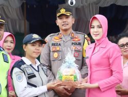Ketua Bhayangkari Cabang Mandailing Natal (Madina) Didampingi Kapolres Mandailing Natal AKBP H.M. Reza Chairul A.S. S.IK., S.H., M.H dan Personil serta pengurus memberikan bingkisan kepada personel yang melakukan pengamanan pos Pam dalam rangka Operasi Ketupat Toba 1444 H/ 2023