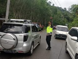 Dengan sigap Kapolres Mandailing Natal (Madina) AKBP H.M Reza Chairul.. A.S. S.IK., S.H Melakukan Pengaturan Lalu Lintas Di Lokasi Pohon Tumbang Wilayah Jalinsum Tepatnya Ke Pos Pelayanan III Muara Sipongi, Madina