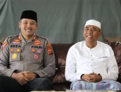 Kapolres Mandailing Natal AKBP H.M Reza Chairul. A.S., S.IK., S.H., M.H Berkunjung Ke Kediaman Ayahanda Mudir Pondok Pesantren Mustahafawiyah Purba Baru H. Musthafa Bakri Nasution di Kelurahan Sipolu-polu
