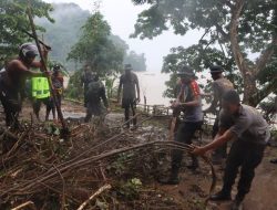 Gerak Cepat Anggota Polres Kepulauan Yapen Bersihkan Lokasi Longsor