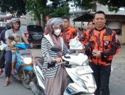 Di Bulan Suci Ramadhan 1444 H   Ketua PAC TUNTUNGAN Sempurna Sembiring Bersama Seluruh Ketua RANTING Se -kecamatan Medan Tuntungan Turut Hadir Berbagi TAKJIL Di Jl. Bunga lau Simpang Namu Gajah