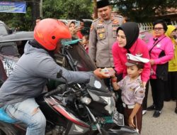 Kapolres Madina Dan Ketua Bhayangkari Madina Berbagi Takjil