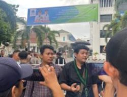 Himpunan Mahasiswa Islam (HMI) Menuntut Persoalan Ketersediaan Air Bersih Di Depan Kantor PDAM TIRTANADI SUMUT
