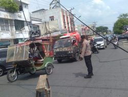 Respon cepat Iptu Untung Kanit Sabhara Polsek Helvetia Turun Ke Lokasi Kemacetan Yang Diakibatkan Adanya Kabel Yg Jatuh Di Tengah Jalan Sehingga Menganggu Aktivitas Perjalanan