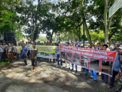 Polres Langkat melaksanakan Pengamanan Aksi Unjuk Rasa Damai Masyarakat Desa Harapan Baru, Desa Lama Baru dan Kel. Harapan Jaya Kec. Sei Lepan Kab. Langkat