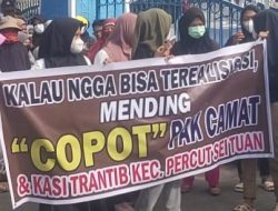 Mahasiswi Cantik Unjuk Rasa Pakai Mobil Komando Ke Kantor Camat Percut Seituan, Hasilnya Camat Janji Gusur PKL