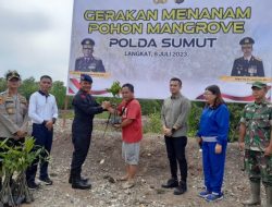 Polda Sumut Yang Diwakili Dan Sat Brimob Kombes Cristiyanto Gutomo SIK SH MH Melaksanakan Penanaman Pohon Mangrove