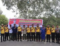 Kapolres Serdang Bedagai Memimpin Giat Gotong Royong Peduli Lingkungan Dengan Thema Membersihkan Sampah Serentak Bersama Polri Dan Masyarakat Guna Tercapainya lingkungan Bersih Dan Sehat