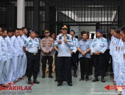 Dalam rangka aksi P4GN Kepala Kantor Wilayah Kemenkumham Sumut Imam Suyudi Didampingi oleh Kepala Divisi Pemasyarakatan Rudy F Sianturi, Kukuhkan Tim Satgas/Relawan Anti Narkoba pada Satker Kantor Wilayah
