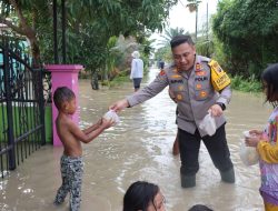 Kapolresta Deli Serdang Meninjau Titik Bencana Banjir Di Wilkum Polresta Deli Serdang dan beri bantuan