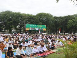 Kepolisian Resor Langkat Polda Sumut menggelar Sholat Idul Adha 10 Dzulhijjah 1445 H Tahun 2024 M di Lapangan Alun-alun Tengku Amir Hamzah .
