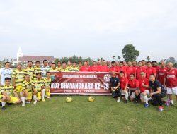 Memperingati Hari Bhayangkara ke-78, Kapolda Sumut Bermain Sepak Bola Bersama Wartawan