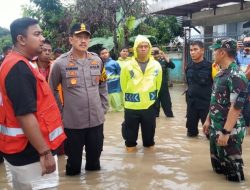 Kapolres Binjai AKBP BAMBANG Evakuasi Masyarakat Binjai Yang terjebak Banjir