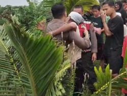 Aksi Heroik! Personil Dalmas Sat Samapta Selamatkan Lansia Yang Terjebak Banjir