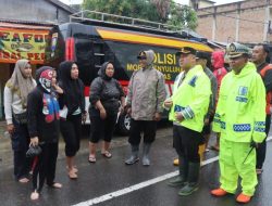 Tanggap Bencana Banjir, Personil Polresta Deli Serdang Lakukan Evakuasi dan Bantu Warga