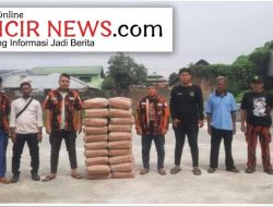 PAC PP MEDAN DENAI Memberikan Bantuan 20 Sak semen Beserta Upah Pekerja Lapangan Olahraga Bulutangkis