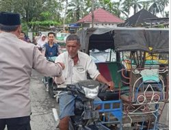 Jumat Berkah, Polisi Bagikan Nasi Kotak Kepada masyarakat Tanjung pura