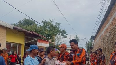 PAC & Ranting PP Pancur Batu Bagikan Ratusan Takjil kepada Warga Pengguna Jalan Desa Baru