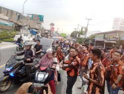 Bulan Suci Ramadhan Ketua PAC Pemuda Pancasila Medan Tuntungan Sempurna Sembiring Bagi-Bagi Takjil