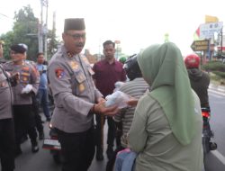 Kapolres Langkat AKBP David Bagi-bagi Takjil, Momen Membahagiakan Pengguna Jalan di Bulan Ramadhan