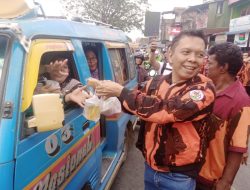 Hari Ke-13 Sempurna Sembiring Ketua PAC PP Tuntungan Bahagia Bagi Bagi Takjil Melintas Di Sp Pajak Melati