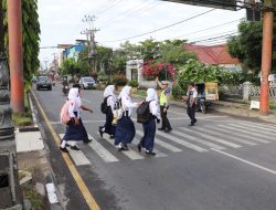 Saat Mentari Terbit, Polisi Mulai Menjaga: Wujud Peduli Pendidikan di Tengah Padatnya Arus Pagi