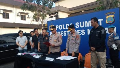 Kapolrestabes Medan Kombes Gidion Didampingi Unit Resmob Polrestabes Medan Iptu Eko Sanjaya Berhasil Amankan 4 Pria Debt Collector