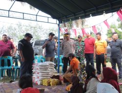 Kapolres Sergai AKBP JHON Sitepu Turun Tangan Memberikan Bantuan Serta Ikut Membersihkan Puing Rumah Warga 