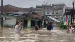 Banjir 100 CM di Medan Sunggal, Jalan Utama Tak Bisa Dilalui