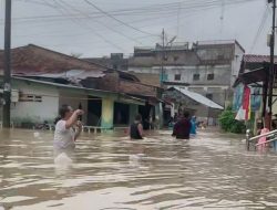 Banjir 100 CM di Medan Sunggal, Jalan Utama Tak Bisa Dilalui