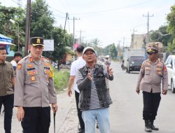 Sigap & Peduli! Kapolres Binjai Turun ke Jalan Atur Lalin di SPBU, Sambil Berbagi dengan Warga