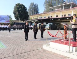 Upacara Penganugerahan Tanda Kehormatan Pengabdian dan Pemberian Penghargaan Personel Berprestasi Digelar di Mapolres Tanah Karo