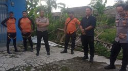 Personil Polsek Medan Tuntungan Beserta Personil Basarnas Mencari Korban Hanyut