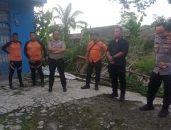 Personil Polsek Medan Tuntungan Beserta Personil Basarnas Mencari Korban Hanyut