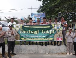 Polsek Teluk Mengkudu dan Polsek Firdaus Bagikan 200 Porsi Takjil di Jalinsum Sergai