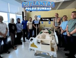 Dirlantas Polda Sumbar Jenguk Anggota Sakit, Tegaskan Polri Adalah Keluarga