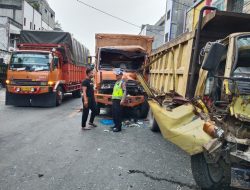 Diduga Kurang Konsentrasi, Truk Box Tabrak Dua Dump Truk yang Sedang Antre Solar di Jalan Medan–Tebing Tinggi